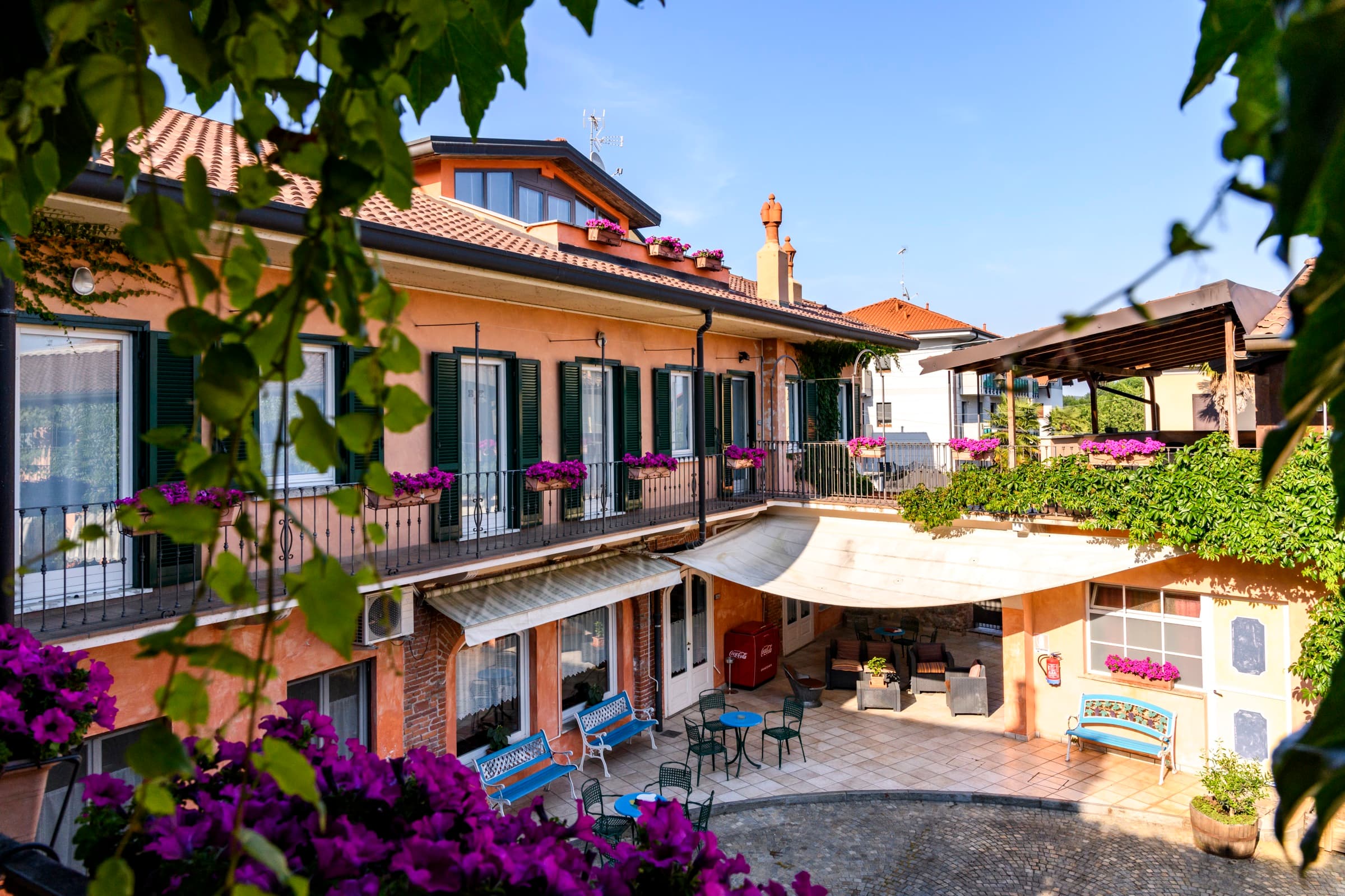 Il cortile della distilleria del 1862 a Gattinara, con le camere de Il Cortile affacciate