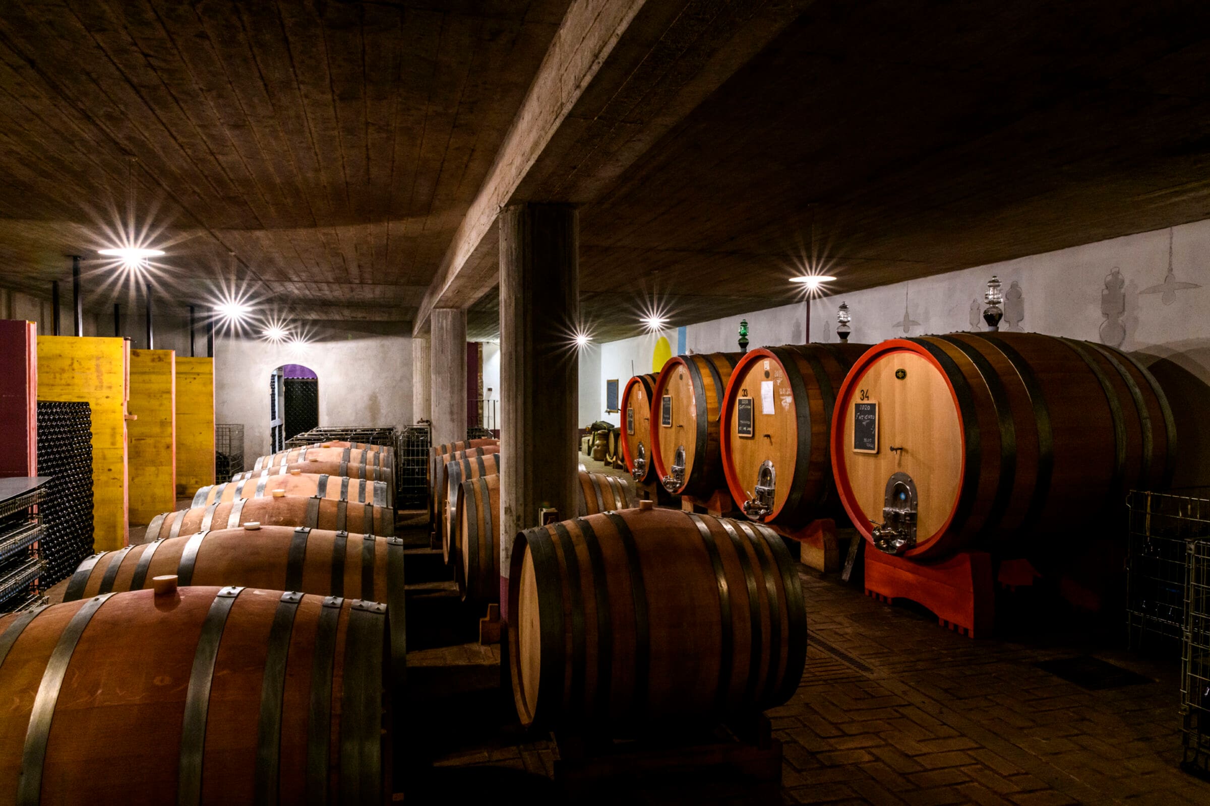 Le botti grandi di rovere nella cantina Anzivino a Gattinara, dove il Cesare affina cinque anni